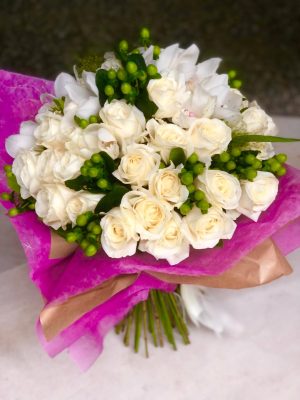 Μπουκέτο με λευκά τριαντάφυλλα ορχιδέες λευκές και ιμπεριγκουμ πράσινο #533